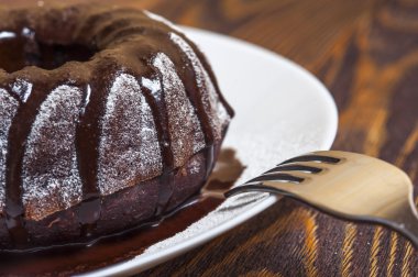 Beyaz tabak çatal ile çikolatalı kek