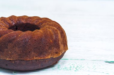 Beyaz arka planda çikolatalı pasta