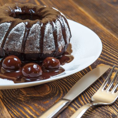 Çikolatalı kek, üç sırlı kiraz, çatal, bıçak