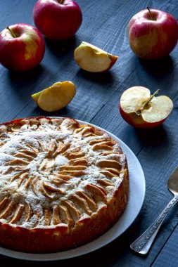 Elmalı turta, beyaz plaka rustik arka plan üzerinde