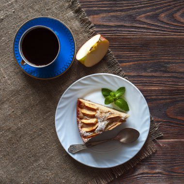 Elmalı turta beyaz tabakta.