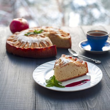 Dilim elma pasta plaka, çay bardağı