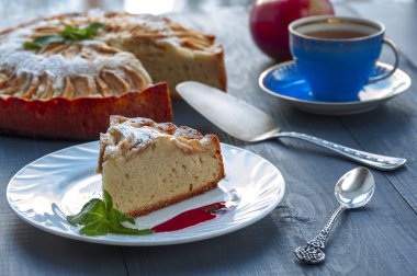 Dilim elma pasta plaka reçel, çay bardağı ile