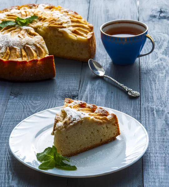 Trozo de tarta de manzana en plato blanco — Foto de Stock