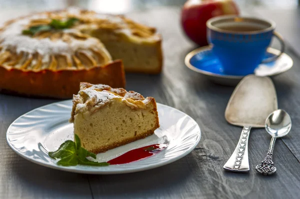 Pedazo de tarta de manzana en el plato con mermelada, taza de té —  Fotos de Stock