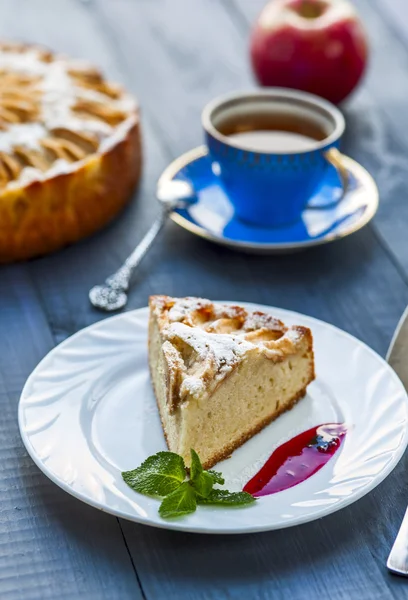 Tarte aux pommes avec goutte de confiture sur assiette blanche — Photo