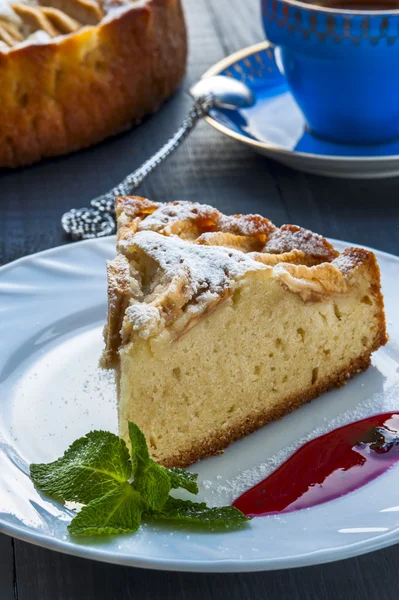 Tarta de manzana con mermelada en plato blanco —  Fotos de Stock