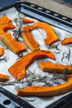 Tepsi pişirme üzerinde pişmiş kabak dilimleri