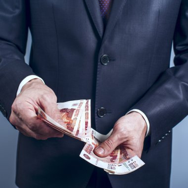 Rus ruble tutan elbiseli adam