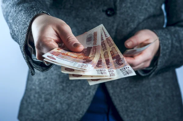 Kadın Rus ruble tutar.