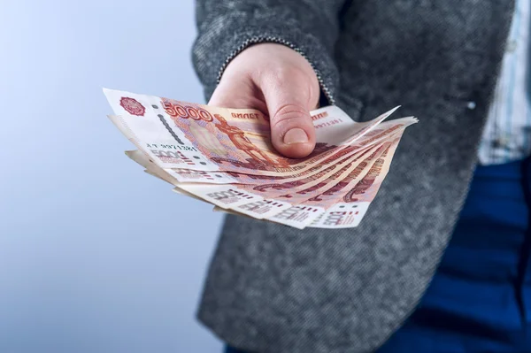 İş kadını Rus ruble tutar.