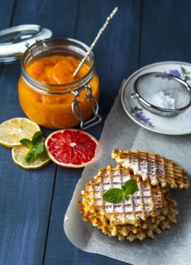 Trabzon hurması reçel kavanoz ile kagit üzerinde gofret