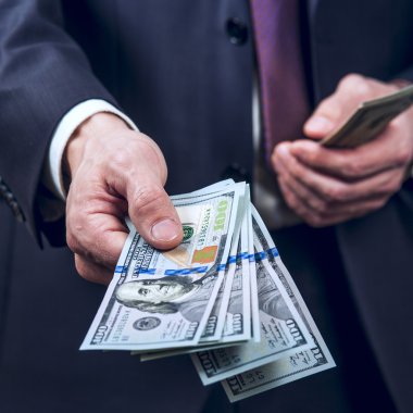 Elbiseli adam bizi dolar tutar