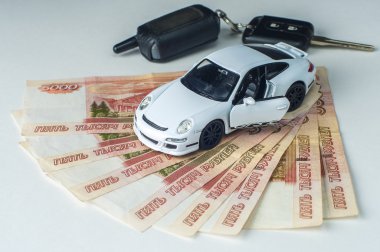 Oyuncak araba, beyaz arka plan üzerinde banknot ve araba anahtar