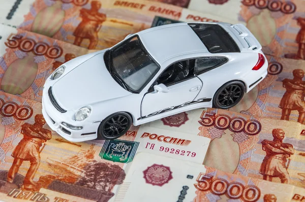 Kağıt arka plan üzerinde beyaz oyuncak araba