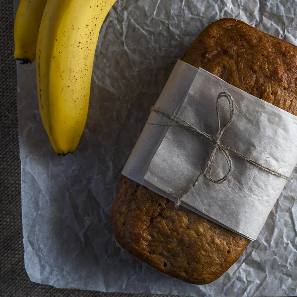 Pan de plátano con papel de hornear —  Fotos de Stock