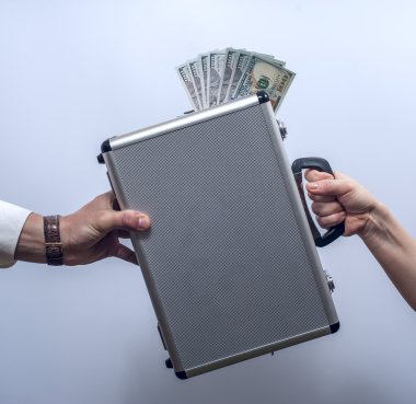 Evrak çantası ile dolar adama veren kadın