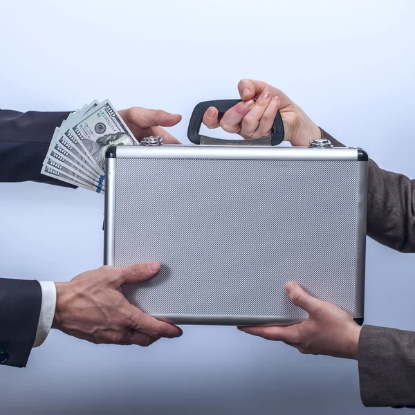 Kadın elbiseli adam için evrak çantası ile dolar vererek