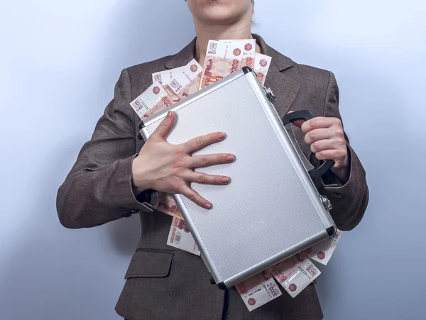 Kadın elbiseli metal çanta dolusu para tutar