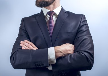 Adam kollarını göğsünde geçiş koyu elbiseli