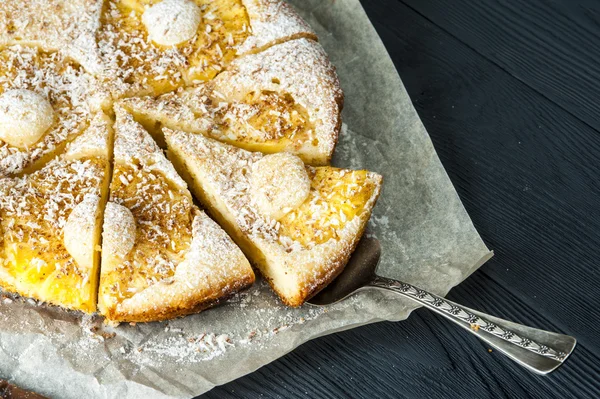 Düzenlenen ananas pasta pişirme kağıdı ile kürek kemiği üzerinde