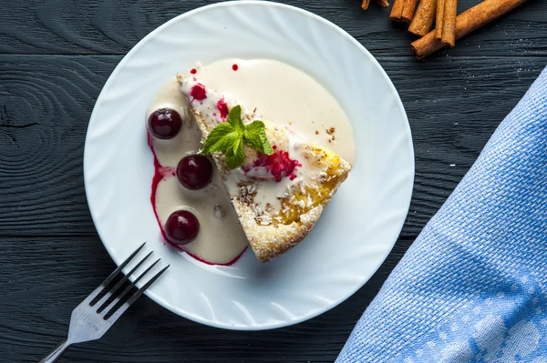 Piece of pineapple pie and cherries on white plate — Stock Photo, Image