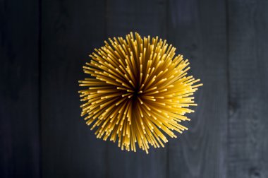 Spagetti rustik arka plan üzerinde demet