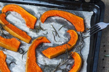 Tepsi çatalla pişirme üzerinde pişmiş kabak dilimleri