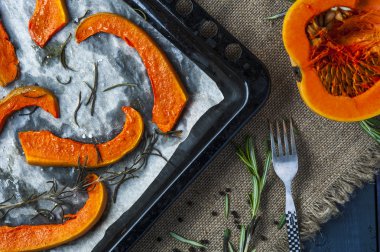 Tepsi çatalla pişirme üzerinde pişmiş kabak dilimleri