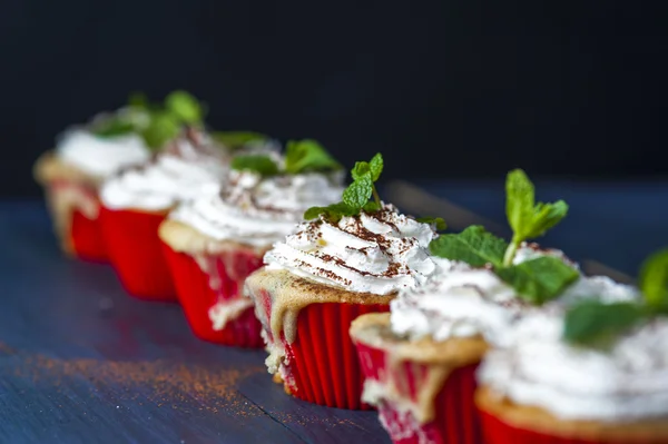 Muffins con cereza, piña y crema batida — Foto de Stock