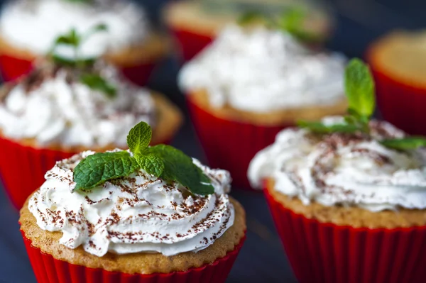 Muffins con cereza, piña y crema batida — Foto de Stock