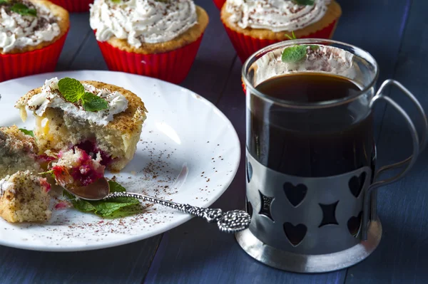 Muffin con cereza y piña, taza de café — Foto de Stock