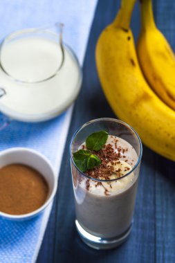 Muz smoothie çikolata gevreği ile