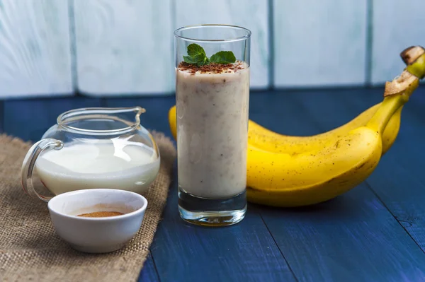 Segelas smoothie pisang dengan mint dan coklat — Stok Foto