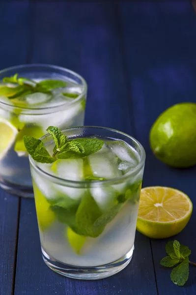 Copos de limonada com folhas de hortelã e cubos de gelo — Fotografia de Stock