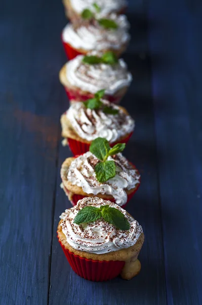 Muffins con cereza y piña en fila — Foto de Stock