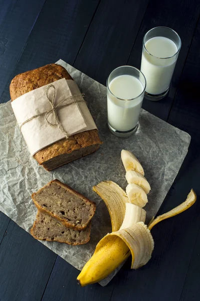 Banana bread slices with glasses of milk — Φωτογραφία Αρχείου