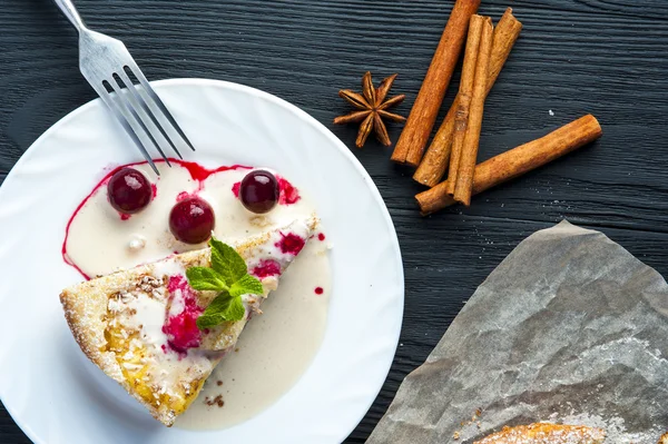 Кусок ананасового пирога и вишни на белой тарелке — стоковое фото