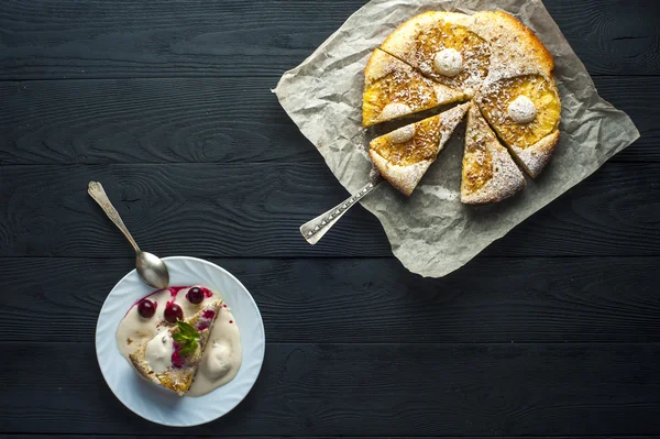 Кусок ананасового пирога, мороженого и вишни — стоковое фото