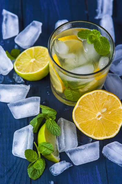 Copo de limonada com folhas de hortelã e cubos de gelo — Fotografia de Stock