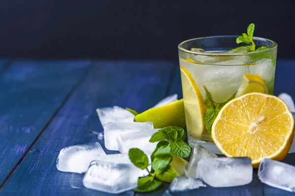 Copa de limonada con hojas de menta y cubitos de hielo —  Fotos de Stock