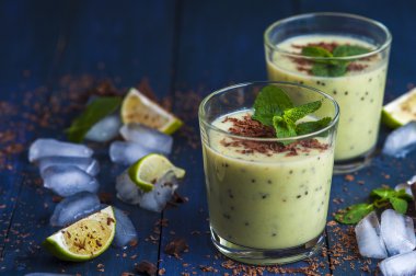 Smoothie with kiwi, banana and chocolate chips