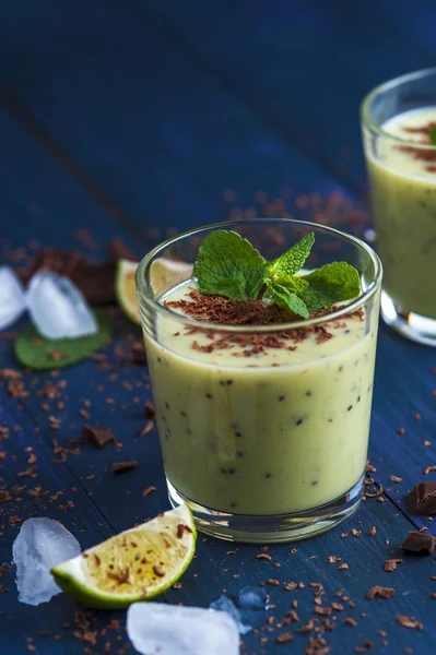 Smoothie dengan kiwi, pisang dan chocolate chips — Stok Foto