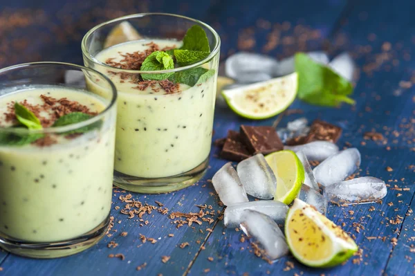 Smoothie dengan kiwi, pisang dan chocolate chips — Stok Foto