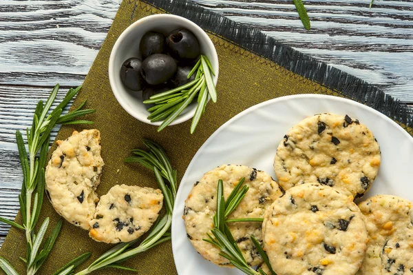 Galletas con queso, aceitunas y romero en servilleta —  Fotos de Stock