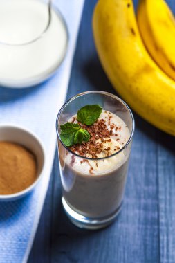 Muz smoothie çikolata gevreği ile