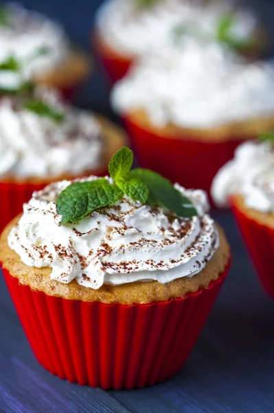 Cupcakes con cereza, piña y crema batida — Foto de Stock