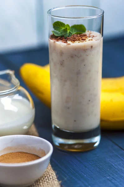 Segelas smoothie pisang dengan mint dan coklat — Stok Foto