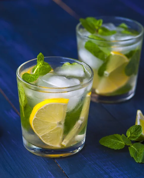 Pohár limonádé, citrom, lime és menta — Stock Fotó