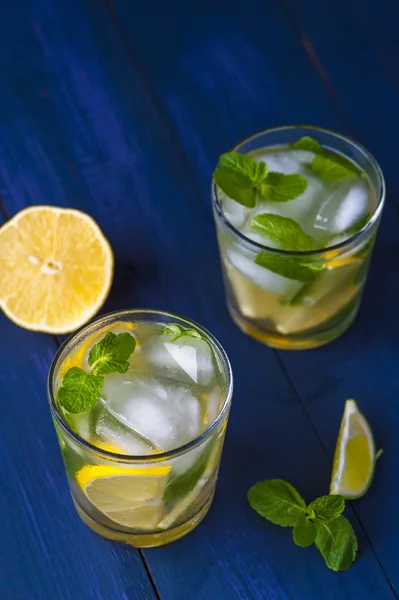 Окуляри лимонаду з лимоном, лаймом та м'ятою — стокове фото
